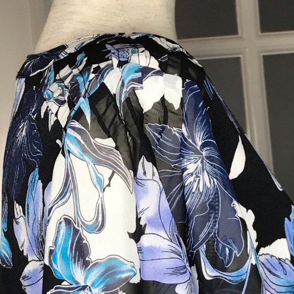 EUC Women’s sz LP, Black & Blue, V-Neck Floral Top - Picture 5 of 7